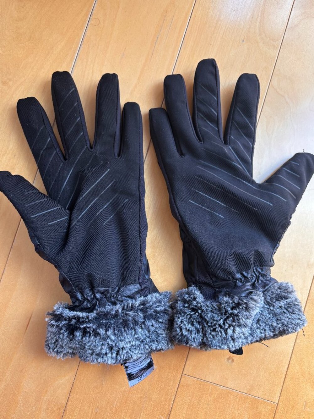 Winter gloves with built-in conductive technology